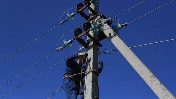 Электрик во время работы. Архивное фото  - Sputnik Кыргызстан