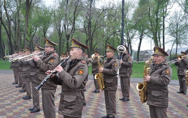 В Бишкеке состоялась торжественная церемония посадки деревьев, приуроченная к 76-й годовщине Победы в Великой Отечественной войне - Sputnik Кыргызстан