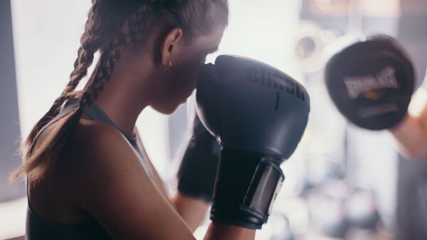 Девушка во время занятий по боксу. Иллюстративное фото - Sputnik Кыргызстан