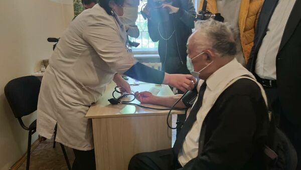 Белгилүү хирург Мамбет Мамакеев Спутник V вакцинасы менен эмдөө учурунда - Sputnik Кыргызстан