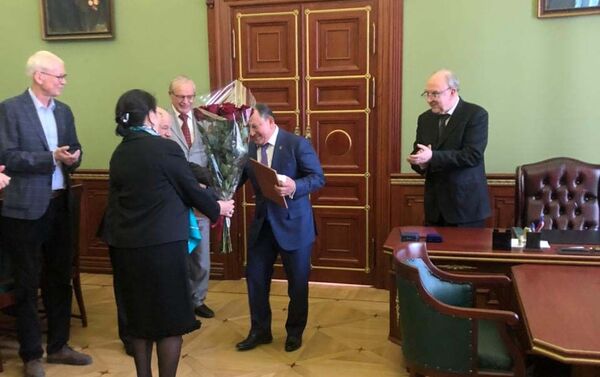  Бывший президент Кыргызстана с супругой поздравили Джумабекова с избранием. - Sputnik Кыргызстан
