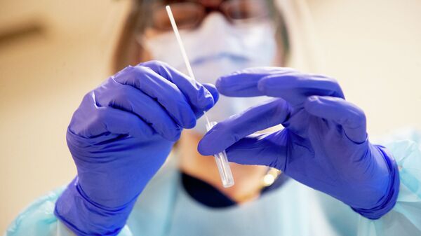 Медсестра берет образец из носа пациента для экспресс-теста на Covid-19. Архивное фото - Sputnik Кыргызстан