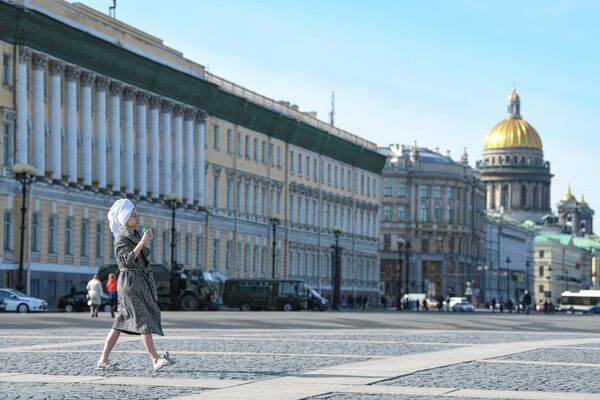 Sputnik Кыргызстандын фотокабарчысы Табылды Кадырбеков Санкт-Петербургда Мен бул жерде жашайм аттуу эл аралык көргөзмөгө катышты. Анын эмгектери Эрмитаждагы көргөзмөгө коюлган - Sputnik Кыргызстан
