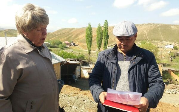 Ал эми мал сарайдын ээси Кылычбек Кадыров жер тилкесин сатып алганын айтып, тиешелүү документтерин көрсөттү - Sputnik Кыргызстан