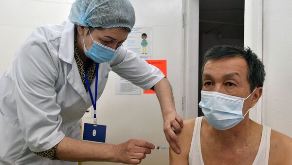 Медик вводит пациенту дозу вакцины от коронавируса. Архивное фото - Sputnik Кыргызстан