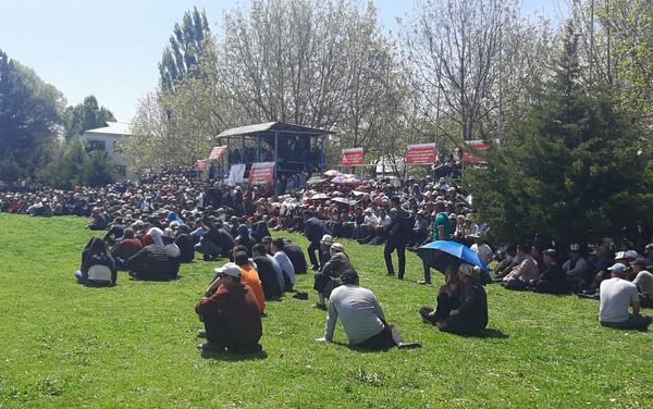 В Узгенском районе проходит митинг с участием 3-4 тысяч человек, выступающих против передачи Узбекистану земель вокруг Кемпир-Абадского водохранилища - Sputnik Кыргызстан
