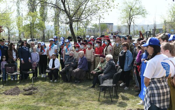 В бишкекском парке Ынтымак состоялась акция по высадке деревьев, посвященная 80-летию начала блокады Ленинграда - Sputnik Кыргызстан