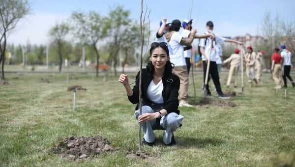 Акция Сад памяти по высадке деревьев в парке Ынтымак в Бишкеке - Sputnik Кыргызстан