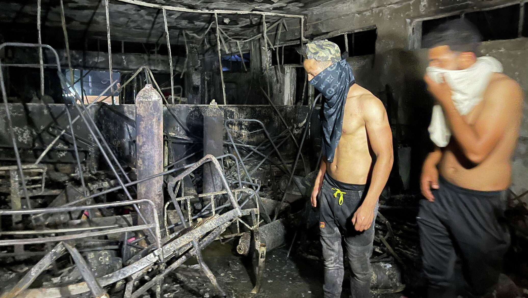 Число жертв выросло. Люди после пожара фото. Военный госпиталь в Ираке.