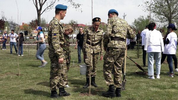 В Бишкеке высадили деревья в память о жертвах блокады Ленинграда. Видео - Sputnik Кыргызстан