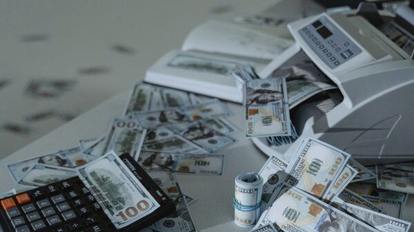 Купюры долларов США на столе. Иллюстративное фото - Sputnik Кыргызстан