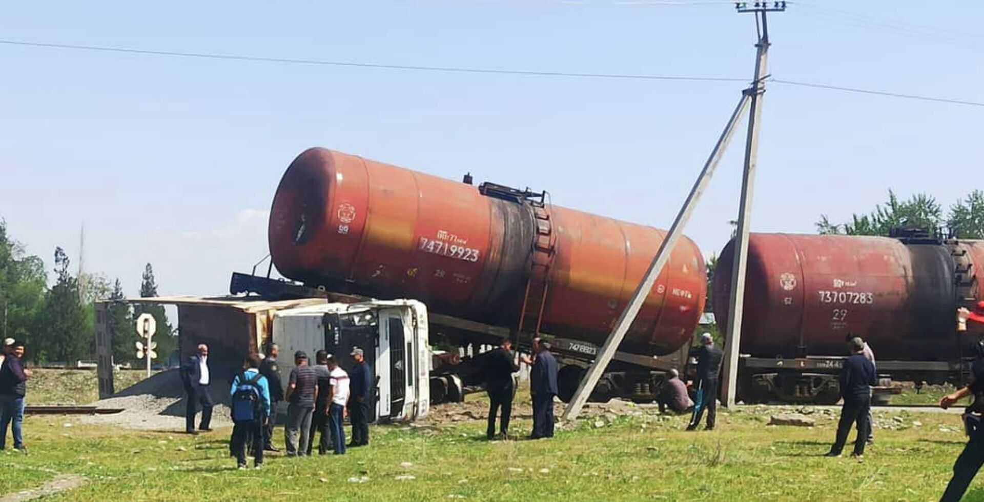 Поезд протаранил грузовик в Джалал-Абаде — фото МЧС - Sputnik Кыргызстан, 1920, 26.04.2021