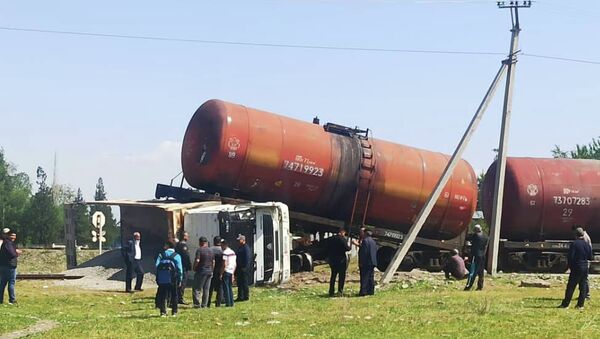 Столкновение поезда с грузовиком в Джалал-Абаде - Sputnik Кыргызстан