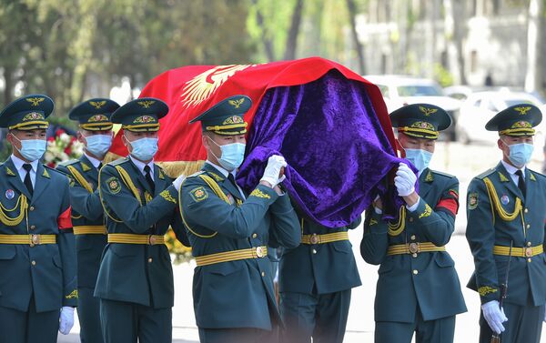 Герой Кыргызстана, народный писатель Бексултан Жакиев похоронен на Ала-Арчинском кладбище - Sputnik Кыргызстан
