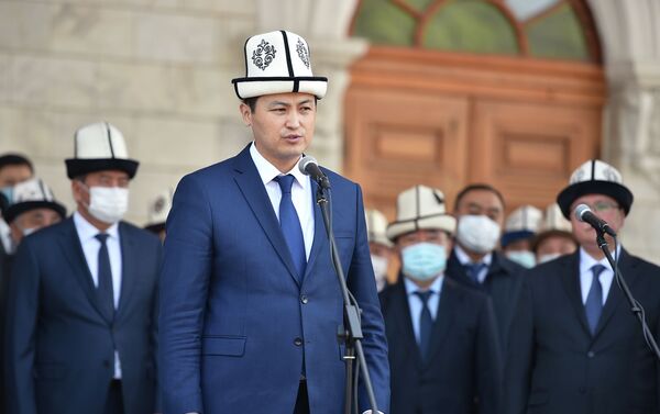 На церемонии прощания премьер-министр Улукбек Марипов отметил, что кыргызский народ понес тяжелую утрату - Sputnik Кыргызстан