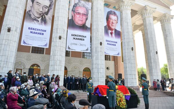 Гражданская панихида состоялась сегодня возле Кыргызского национального театра оперы и балета имени Абдыласа Малдыбаева - Sputnik Кыргызстан