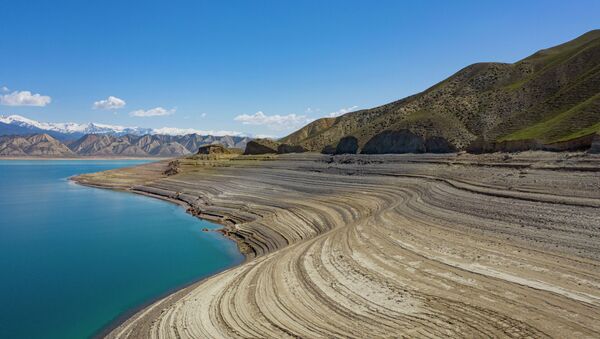 Обмелевший берег Токтогульского водохранилища в Джалал-Абадской области. Архивное фото - Sputnik Кыргызстан