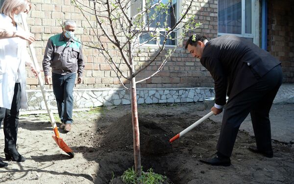 Президент Садыр Жапаров высадил деревья в рамках международной акции Сад памяти, приуроченной к 76-й годовщине Победы в Великой Отечественной войне - Sputnik Кыргызстан