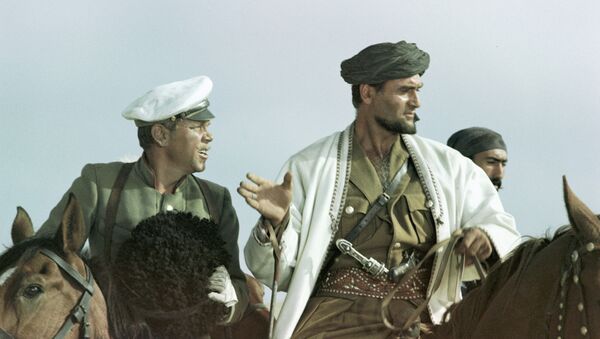 Кадр из кинофильма Белое солнце пустыни. Кахи Кавсадзе в роли Абдуллы (справа). Архивное фото - Sputnik Кыргызстан