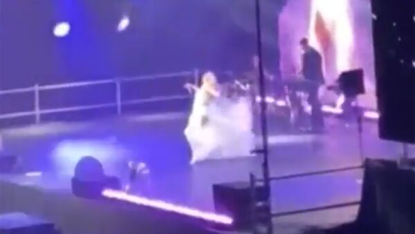 Полина Гагарина вывихнула плечо во время выступления — видео с концерта - Sputnik Кыргызстан