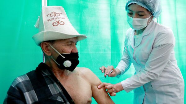 Вакцинация кыргызстанцев. Архивное фото - Sputnik Кыргызстан