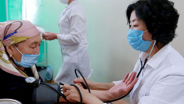 Медик измеряет давление женщине перед вакцинацией от COVID-19 в Бишкеке. Архивное фото - Sputnik Кыргызстан
