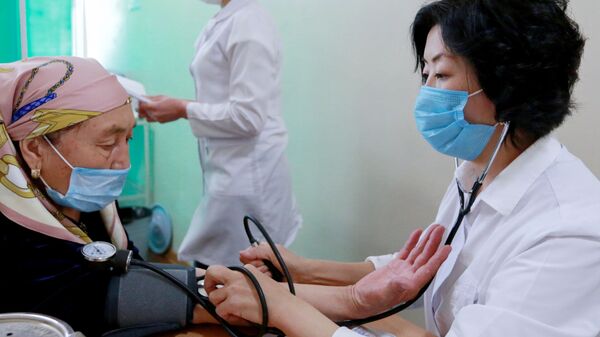 Пожилая женщина на приеме у врача. Архивное фото - Sputnik Кыргызстан
