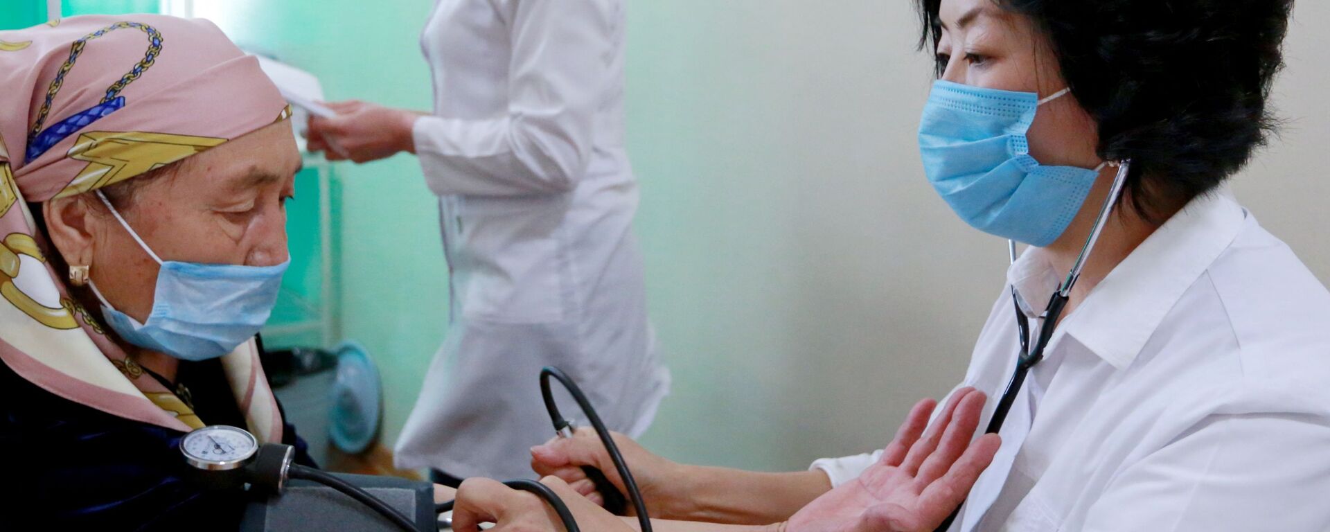 Медик измеряет давление женщине перед вакцинацией от COVID-19 в Бишкеке. Архивное фото - Sputnik Кыргызстан, 1920, 05.08.2021