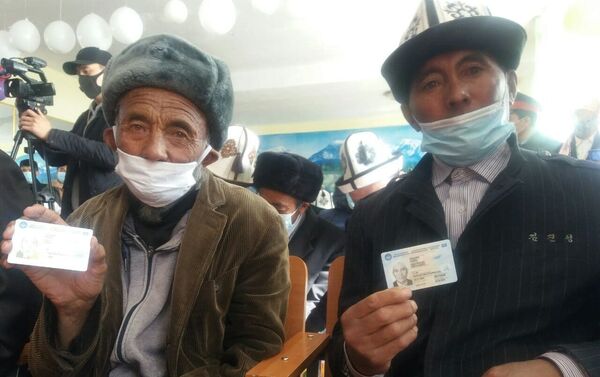 Как отметили в ГРС, на сегодняшний день уже 106 этнических кыргызов получили гражданство Кыргызстана и ID-карты - Sputnik Кыргызстан