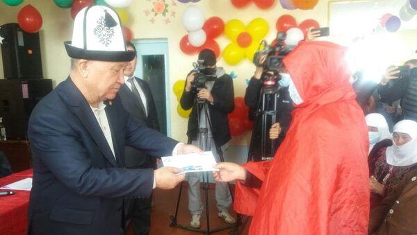 Вручение паспортов памирским кыргызам в Ошской области - Sputnik Кыргызстан