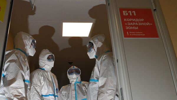Медицинские работники в герметичном шлюзе в коридоре заразной зоны - Sputnik Кыргызстан