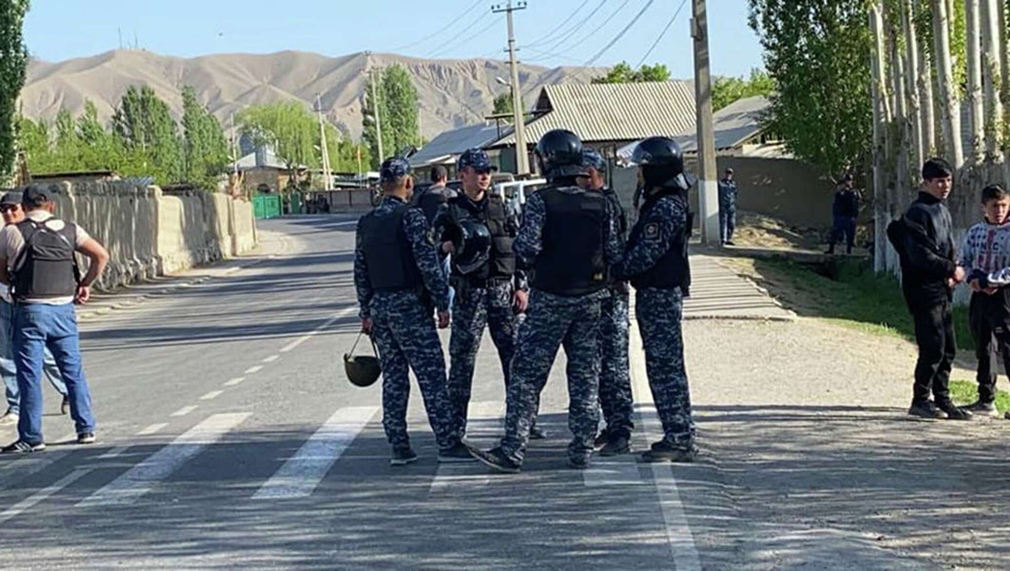 Теракт сегодня таджики. Перестрелка на границе Киргизии и Таджикистана. Граница Киргизии и Таджикистана. Конфликт на границе Киргизии и Таджикистана. Баткен Таджикистан граница.
