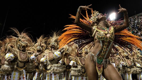 Рио-де-Жанейро шаарындагы (Бразилия) карнавалда самба бийлеп жаткан топ - Sputnik Кыргызстан