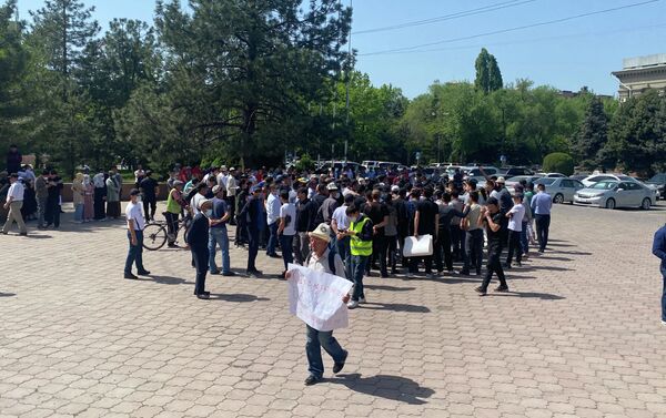 Собрались примерно 80 человек, среди которых есть родственники живущих в приграничном районе кыргызстанцев - Sputnik Кыргызстан