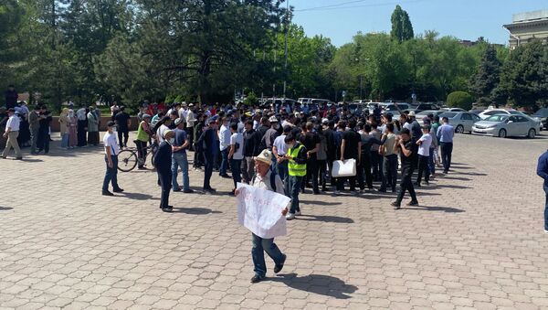 Митинг у дома правительства из-за ситуации на границе с Таджикистаном - Sputnik Кыргызстан