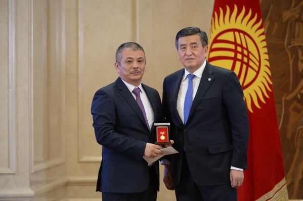 Акынга КР маданиятына эмгек сиңирген ишмер наамы ыйгарылган - Sputnik Кыргызстан
