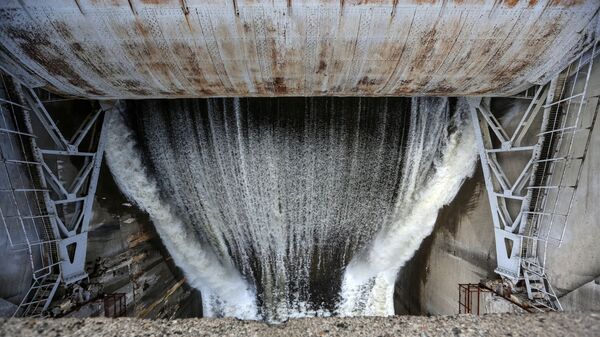 Холостые сбросы воды на водохранилище. Архивное фото - Sputnik Кыргызстан
