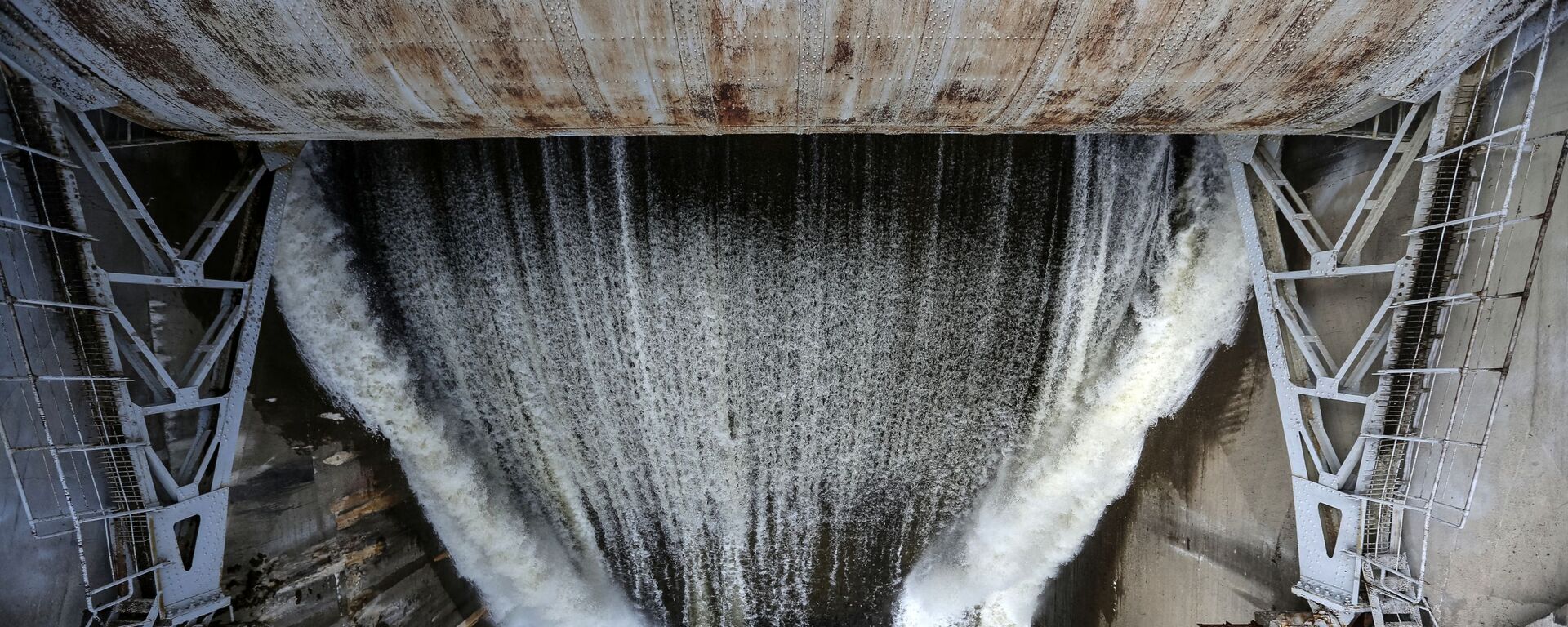 Холостые сбросы воды на водохранилище. Архивное фото - Sputnik Кыргызстан, 1920, 02.12.2021