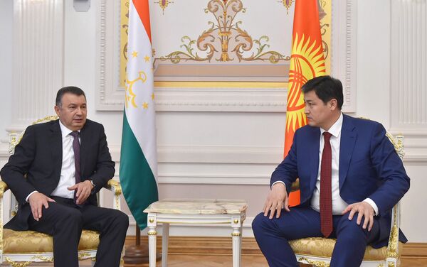 Состоялась незапланированная встреча премьер-министра Кыргызстана Улукбека Марипова с премьер-министром Таджикистана Кохиром Расулзодой - Sputnik Кыргызстан