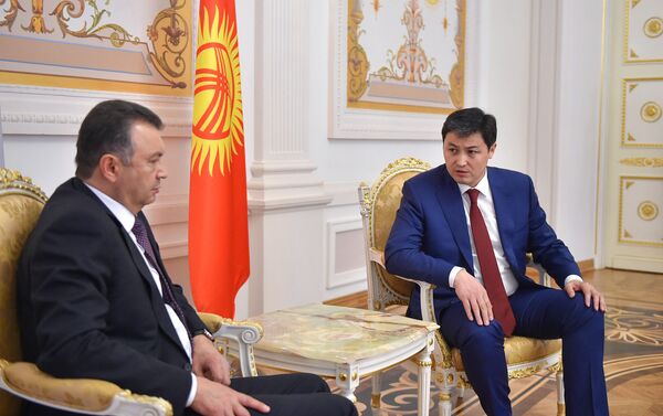 Отмечается, что в ходе встречи главы правительств двух стран обсудили ситуацию на кыргызско-таджикской государственной границе - Sputnik Кыргызстан