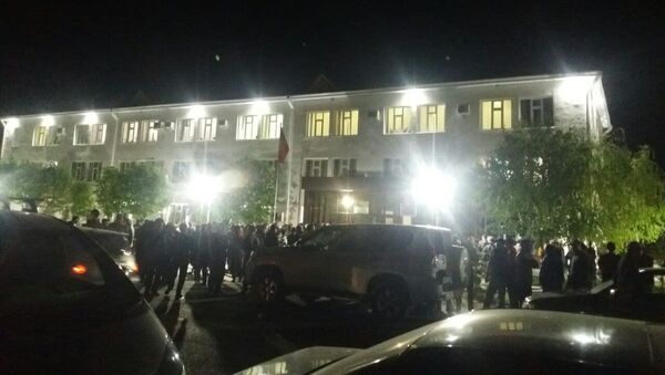 Митинг у здания областной администрации в Баткене - Sputnik Кыргызстан