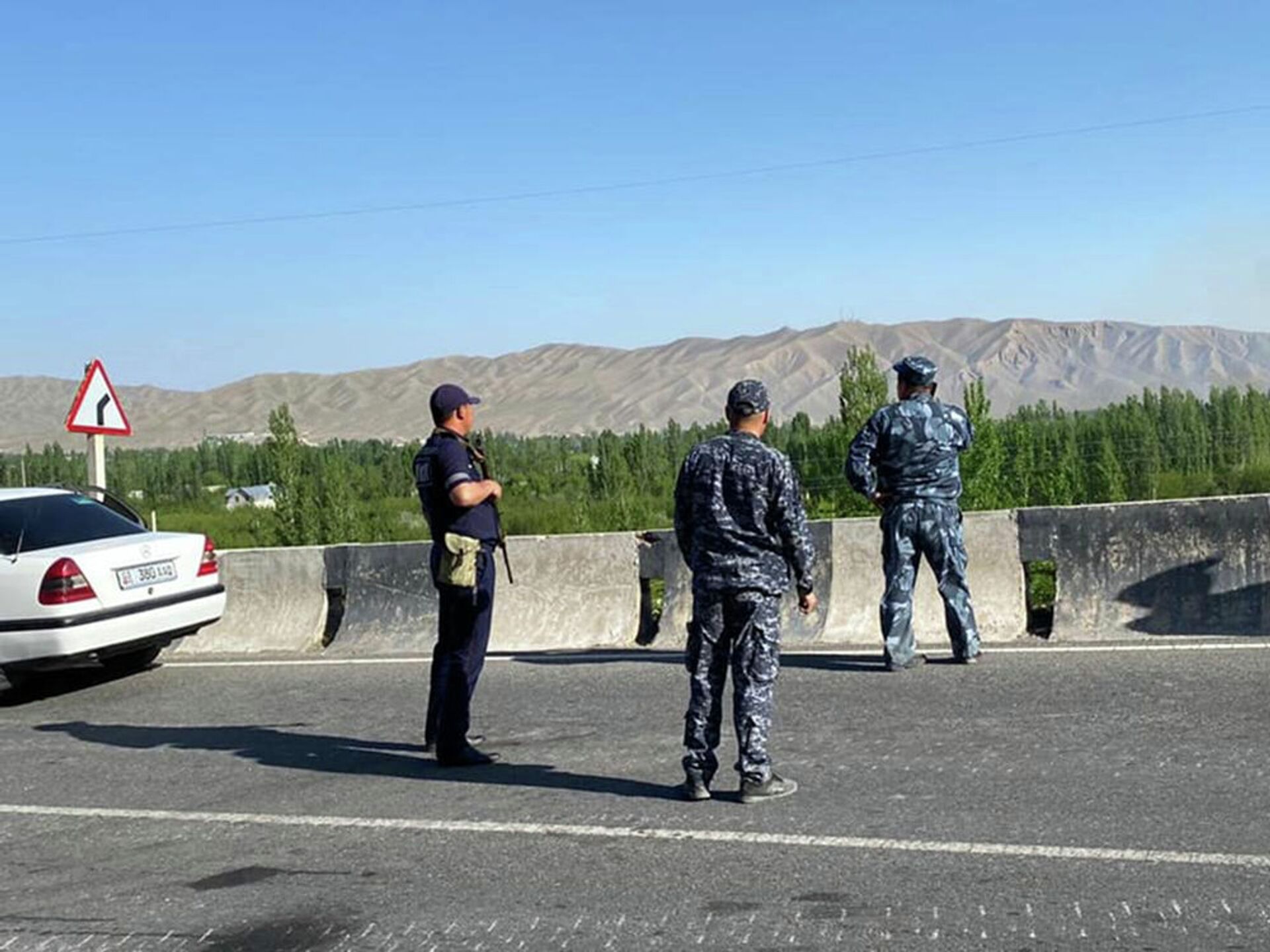 Мобилизация таджиков. Стрельба на границе Киргизии и Таджикистана. Граница Киргизии и Таджикистана. Конфликт на границе Киргизии и Таджикистана. Чек ара Баткен Таджикистан.