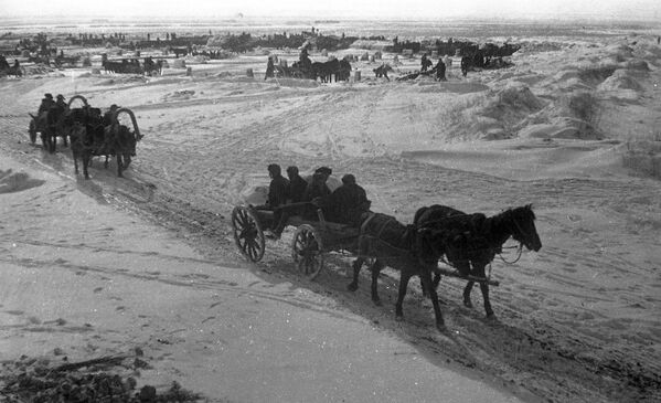 Темир жол ашар жолу менен салынып, ага күн сайын 11 миңдей тургун кол кабыш кылган - Sputnik Кыргызстан