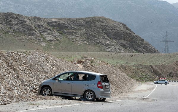 На дороге видны автомобили Honda, Toyota и Lexus с кыргызскими госномерами - Sputnik Кыргызстан