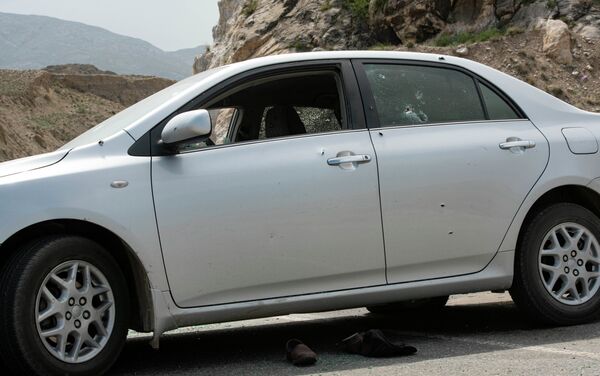 Первые два авто явно попали под обстрел — на кузове видны пятна, похожие на кровь - Sputnik Кыргызстан