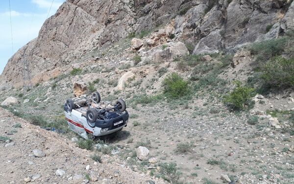 Автомобиль лежит на обочине трассы между селами Кок-Таш и Ак-Сай Баткенской области - Sputnik Кыргызстан