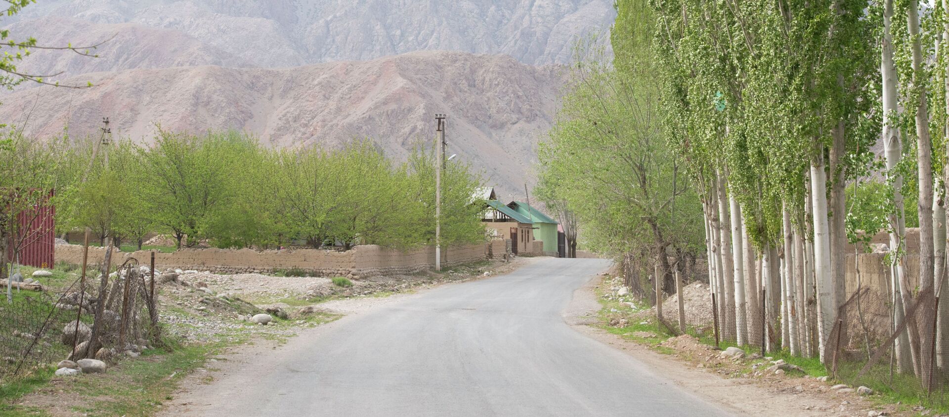 Пустая улица села Ак-Сай во время военного конфликта с Таджикистаном - Sputnik Кыргызстан, 1920, 30.04.2021