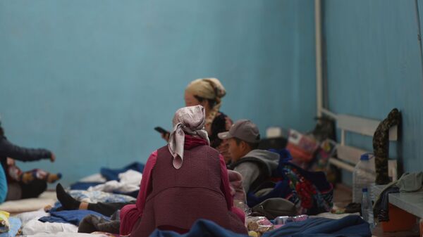  Баткен облусундагы кыргыз-тажик чек ара чатагынан улам үйүнөн эвакуацияланган жарандар - Sputnik Кыргызстан