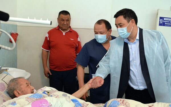 Жапаров побеседовал с ранеными и подчеркнул, что им будет оказана соответствующая помощь со стороны государства. - Sputnik Кыргызстан