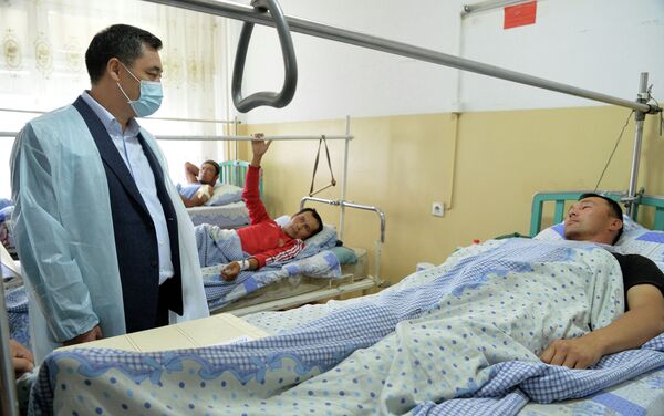 Все прибывшие лечатся в Бишкекском научном центре травматологии и ортопедии (БНИЦТиО) - Sputnik Кыргызстан